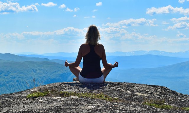 Une pause méditation avec vue sur les montagnes en Laponie